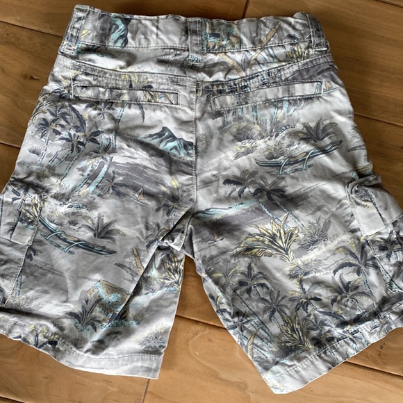 Retro Old Navy printed cargo shorts.  Boys 5t - Picture 5 of 8